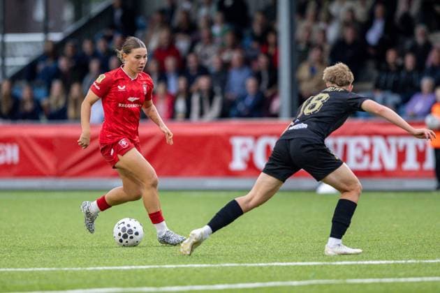 Enschede, Netherlands, September 18th 2025: Lynn Groenewegen (6 FC Twente) runs with the ball during the UEFA Womens Champions League Third Qualifying Round football game between FC Twente and GKS Katowice at Sportpark Schreurserve in Enschede, Netherlands. (Leiting Gao SPP) Copyright: xLeitingxGaox xSPPx spp-en-LeGaSp-LG202509187178