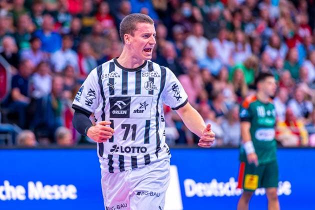 Elias Ellefsen a Skipagotu (THW Kiel, Nr. 71) (v.l.), TSV Hannover-Burgdorf (grün) gegen THW Kiel (weiß) am 3. Spieltag der Saison 2025 2026 in der DAIKIN Handball-Bundesliga (18.09.2025, ZAG Arena (Hannover, GER), Copyright: xJanxGuentherx xTSVxHannover-Burgdorfx