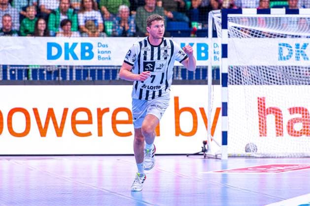 Magnus Landin Jacobsen (THW Kiel, Nr. 7) (v.l.), TSV Hannover-Burgdorf (grün) gegen THW Kiel (weiß) am 3. Spieltag der Saison 2025 2026 in der DAIKIN Handball-Bundesliga (18.09.2025, ZAG Arena (Hannover, GER), Copyright: xJanxGuentherx xTSVxHannover-Burgdorfx