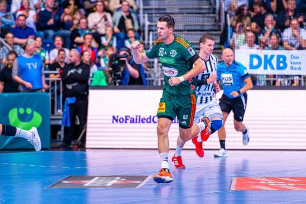 Hannes Feise (TSV Hannover-Burgdorf, Nr. 56) (v.l.), TSV Hannover-Burgdorf (grün) gegen THW Kiel (weiß) am 3. Spieltag der Saison 2025 2026 in der DAIKIN Handball-Bundesliga (18.09.2025, ZAG Arena (Hannover, GER), Copyright: xJanxGuentherx xTSVxHannover-Burgdorfx