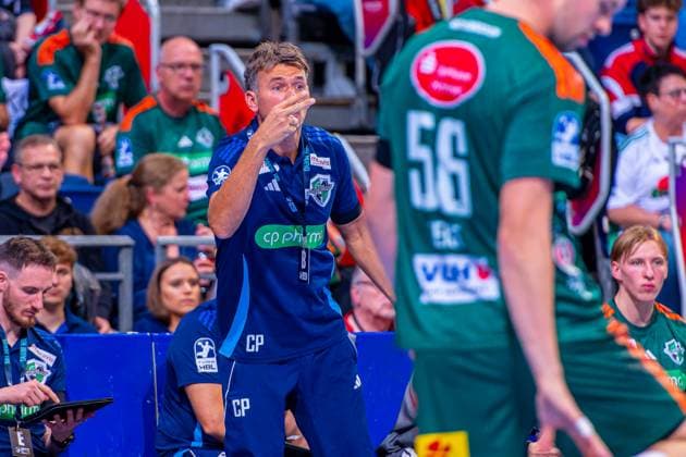 Christian Prokop (TSV Hannover-Burgdorf, Trainer) (v.l.), TSV Hannover-Burgdorf (grün) gegen THW Kiel (weiß) am 3. Spieltag der Saison 2025 2026 in der DAIKIN Handball-Bundesliga (18.09.2025, ZAG Arena (Hannover, GER), Copyright: xJanxGuentherx xTSVxHannover-Burgdorfx