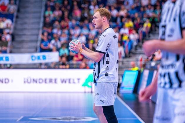 Eric Johansson (THW Kiel, Nr. 21) (v.l.), TSV Hannover-Burgdorf (grün) gegen THW Kiel (weiß) am 3. Spieltag der Saison 2025 2026 in der DAIKIN Handball-Bundesliga (18.09.2025, ZAG Arena (Hannover, GER), Copyright: xJanxGuentherx xTSVxHannover-Burgdorfx