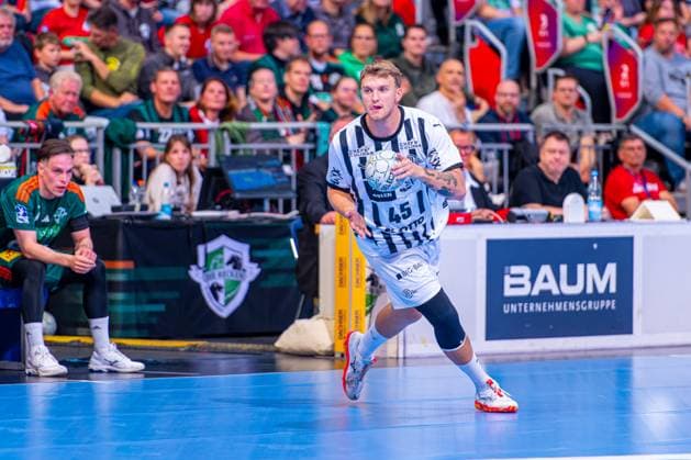 Emil Wernsdorf Madsen (THW Kiel, Nr. 45) (v.l.), TSV Hannover-Burgdorf (grün) gegen THW Kiel (weiß) am 3. Spieltag der Saison 2025 2026 in der DAIKIN Handball-Bundesliga (18.09.2025, ZAG Arena (Hannover, GER), Copyright: xJanxGuentherx xTSVxHannover-Burgdorfx