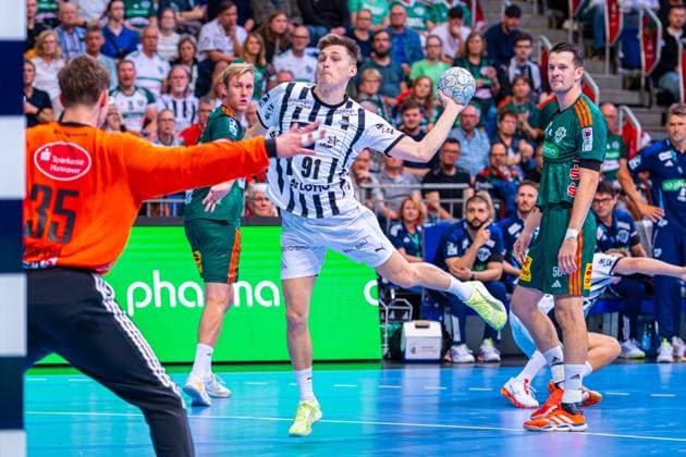 Bence Imre (THW Kiel, Nr. 91) (v.l.), TSV Hannover-Burgdorf (grün) gegen THW Kiel (weiß) am 3. Spieltag der Saison 2025 2026 in der DAIKIN Handball-Bundesliga (18.09.2025, ZAG Arena (Hannover, GER), Copyright: xJanxGuentherx xTSVxHannover-Burgdorfx
