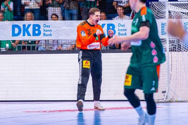 Joel Birlehm (TSV Hannover-Burgdorf, Nr. 35) (v.l.), TSV Hannover-Burgdorf (grün) gegen THW Kiel (weiß) am 3. Spieltag der Saison 2025 2026 in der DAIKIN Handball-Bundesliga (18.09.2025, ZAG Arena (Hannover, GER), Copyright: xJanxGuentherx xTSVxHannover-Burgdorfx