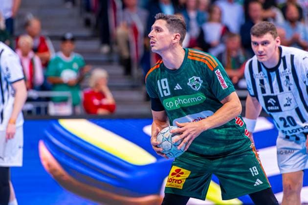 Marius Steinhauser (TSV Hannover-Burgdorf, Nr. 19) (v.l.), TSV Hannover-Burgdorf (grün) gegen THW Kiel (weiß) am 3. Spieltag der Saison 2025 2026 in der DAIKIN Handball-Bundesliga (18.09.2025, ZAG Arena (Hannover, GER), Copyright: xJanxGuentherx xTSVxHannover-Burgdorfx