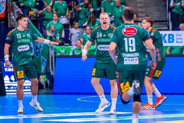 Justus Fischer (TSV Hannover-Burgdorf, Nr. 54) (v.l.), TSV Hannover-Burgdorf (grün) gegen THW Kiel (weiß) am 3. Spieltag der Saison 2025 2026 in der DAIKIN Handball-Bundesliga (18.09.2025, ZAG Arena (Hannover, GER), Copyright: xJanxGuentherx xTSVxHannover-Burgdorfx