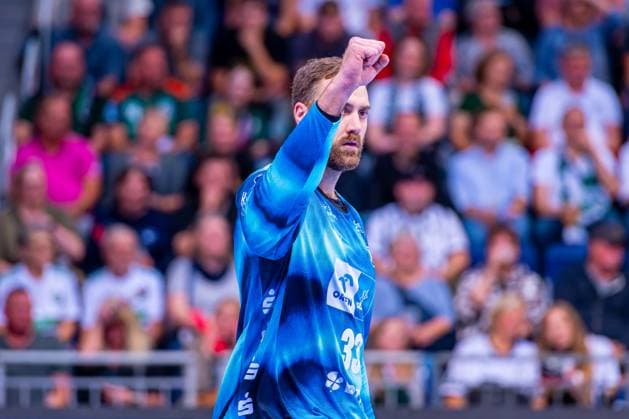 Andreas Wolff (THW Kiel, Nr. 33) (v.l.), TSV Hannover-Burgdorf (grün) gegen THW Kiel (weiß) am 3. Spieltag der Saison 2025 2026 in der DAIKIN Handball-Bundesliga (18.09.2025, ZAG Arena (Hannover, GER), Copyright: xJanxGuentherx xTSVxHannover-Burgdorfx