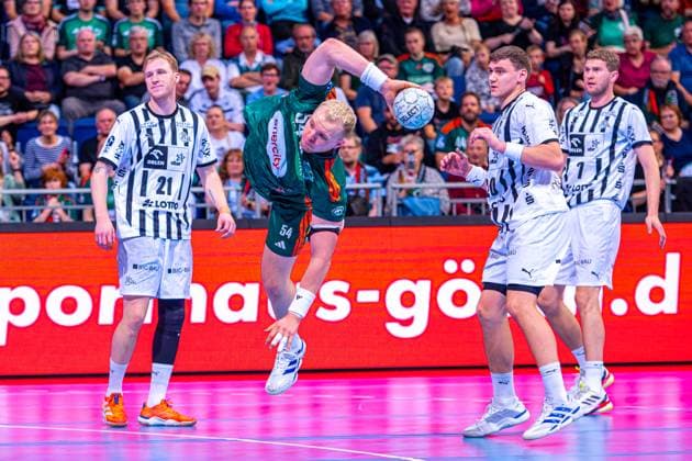Eric Johansson (THW Kiel, Nr. 21) Justus Fischer (TSV Hannover-Burgdorf, Nr. 54) Lukas Laube (THW Kiel, Nr. 20) Magnus Landin Jacobsen (THW Kiel, Nr. 7) (v.l.), TSV Hannover-Burgdorf (grün) gegen THW Kiel (weiß) am 3. Spieltag der Saison 2025 2026 in der DAIKIN Handball-Bundesliga (18.09.2025, ZAG Arena (Hannover, GER), Copyright: xJanxGuentherx xTSVxHannover-Burgdorfx