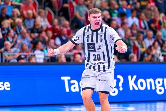 Lukas Laube (THW Kiel, Nr. 20) (v.l.), TSV Hannover-Burgdorf (grün) gegen THW Kiel (weiß) am 3. Spieltag der Saison 2025 2026 in der DAIKIN Handball-Bundesliga (18.09.2025, ZAG Arena (Hannover, GER), Copyright: xJanxGuentherx xTSVxHannover-Burgdorfx