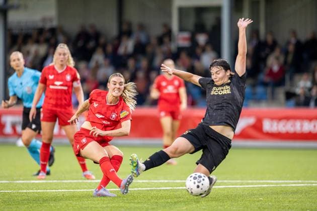 Enschede, Netherlands, September 18th 2025: Jill Roord (10 FC Twente) shoots at goal during the UEFA Womens Champions League Third Qualifying Round football game between FC Twente and GKS Katowice at Sportpark Schreurserve in Enschede, Netherlands. (Leiting Gao SPP) Copyright: xLeitingxGaox xSPPx Sportspressphoto_SPR27804