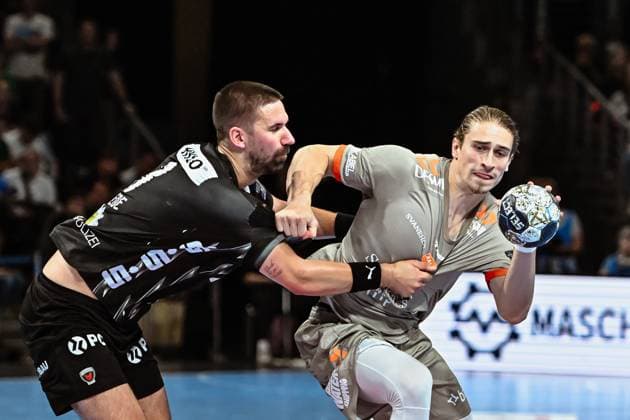 18.09.2025, xlakx, Handball, EHF Champions League, Fuechse Berlin - Aalborg Handbold v.l. Fabian Wiede (Fuechse Berlin), Juri Knorr (Aalborg Handbold), Zweikampf, Duell, Kampf, tackle Berlin