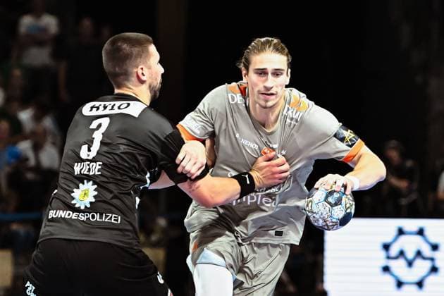 18.09.2025, xlakx, Handball, EHF Champions League, Fuechse Berlin - Aalborg Handbold v.l. Fabian Wiede (Fuechse Berlin), Juri Knorr (Aalborg Handbold) Zweikampf, Duell, Kampf, tackle Berlin