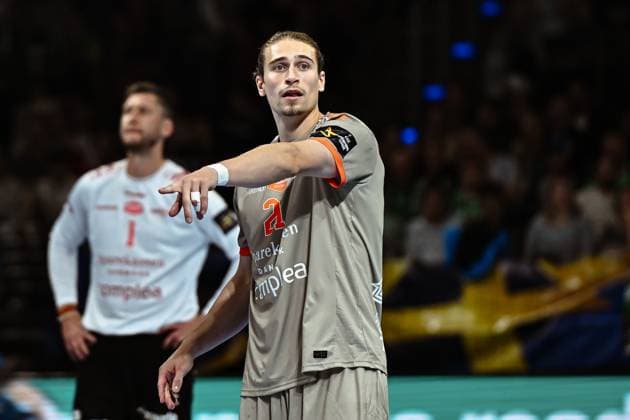 18.09.2025, xlakx, Handball, EHF Champions League, Fuechse Berlin - Aalborg Handbold v.l. Juri Knorr (Aalborg Handbold) gibt Anweisungen, gestikuliert mit den Armen, gesticulate, gives instructions Berlin