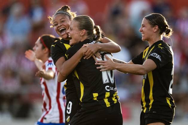 250918 Anna Anvegard of Häcken celebrates with Felicia Schröder and Tabby Tindell after 0-1 during the second leg UEFA Women™s Champions League third qualifying round football match between Atletico Madrid and Häcken on September 18, 2025 in Madrid. Photo: Carl Sandin BILDBYRAN kod CS CS0773 fotboll football soccer fotball uefa womens champions league atletico madrid häcken dam bbeng jubel Copyright: CARLxSANDIN BB250918CS057