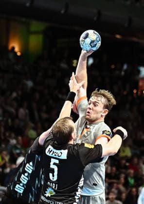 18.09.2025, xlakx, Handball, EHF Champions League, Fuechse Berlin - Aalborg Handbold v.l. Max Darj (Fuechse Berlin), Thomas Arnoldsen (Aalborg Handbold) Zweikampf, Duell, Kampf, tackle Berlin