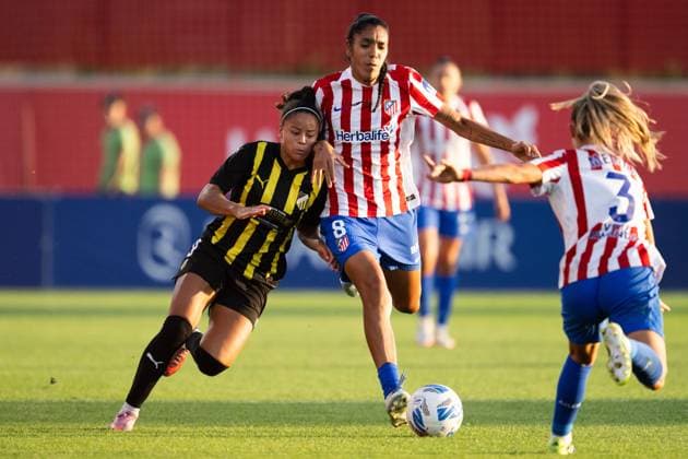 250918 Felicia Schröder of Häcken and Gabriela Garcia of Atletico Madrid during the second leg UEFA Women™s Champions League third qualifying round football match between Atletico Madrid and Häcken on September 18, 2025 in Madrid. Photo: Carl Sandin BILDBYRAN kod CS CS0773 fotboll football soccer fotball uefa womens champions league atletico madrid häcken dam bbeng Copyright: CARLxSANDIN BB250918CS059