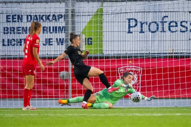 ENSCHEDE , 18-09-2025 , Sportpark Schreurserve , season 2025 2026 , UEFA Womens Champions Leaque , match between Twente and GKS Katowice (women) , picture shows FC Twente goalkeeper Diede Lemey saves Twente - GKS Katowice (women)  x31076447x Copyright: