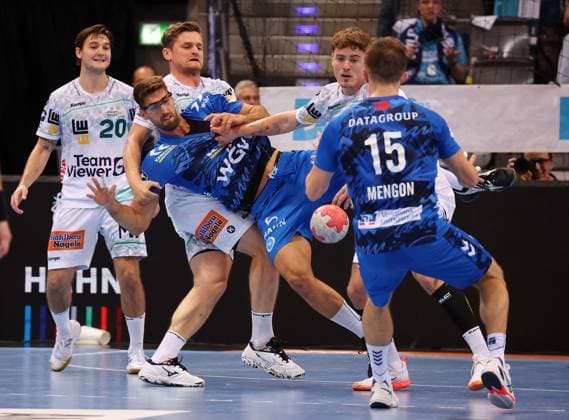 18.09.2025, Deutschland, Stuttgart, DAIKIN HBL Handball Bundesliga Saison 2025 2026, TVB Stuttgart vs. FRISCH AUF! Göppingen, v.l. Ludvig Hallbäck (FAG), Anttonio Serradilla (TVB), David Schmid (FAG), Victor Klöve (FAG), Simone Mengon (TVB)