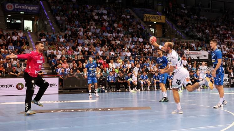 18.09.2025, Deutschland, Stuttgart, DAIKIN HBL Handball Bundesliga Saison 2025 2026, TVB Stuttgart vs. FRISCH AUF! Göppingen, v.l. Miljan Vujovic (TVB), Marcel Schiller (FAG)