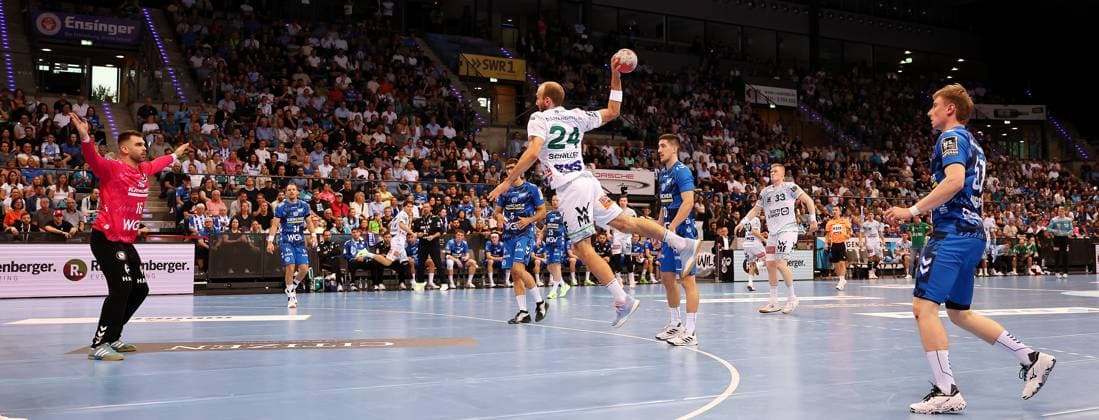 18.09.2025, Deutschland, Stuttgart, DAIKIN HBL Handball Bundesliga Saison 2025 2026, TVB Stuttgart vs. FRISCH AUF! Göppingen, v.l. Miljan Vujovic (TVB), Marcel Schiller (FAG)