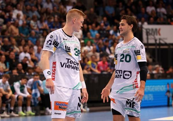18.09.2025, Deutschland, Stuttgart, DAIKIN HBL Handball Bundesliga Saison 2025 2026, TVB Stuttgart vs. FRISCH AUF! Göppingen, v.l. Ymir Gislason (FAG), Ludvig Hallbäck (FAG)