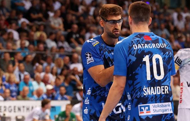 18.09.2025, Deutschland, Stuttgart, DAIKIN HBL Handball Bundesliga Saison 2025 2026, TVB Stuttgart vs. FRISCH AUF! Göppingen, v.l. Antonio Serradilla (TVB), Ivan Snajder (TVB)