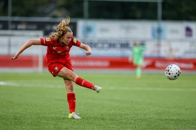 Enschede, Netherlands, September 18th 2025: Leonie Vliex (12 FC Twente) shoots at goal during the UEFA Womens Champions League Third Qualifying Round football game between FC Twente and GKS Katowice at Sportpark Schreurserve in Enschede, Netherlands. (Leiting Gao SPP) Copyright: xLeitingxGaox xSPPx Sportspressphoto_SPR27813