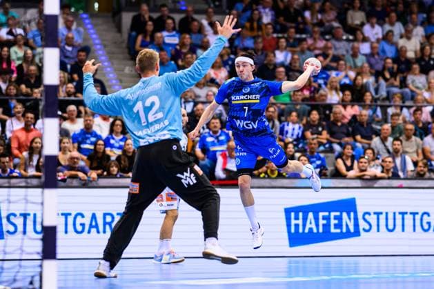 TVB Stuttgart - Frisch Auf Göppingen Handball: 1. Bundesliga, Herren, Saison 2025 2026, TVB Stuttgart - Frisch Auf Göppingen, Porsche Arena. Stuttgarts Kasper Lien (r) in Aktion gegen Göppingens Torwart Kristian Saeveras. Stuttgart Porsche Arena Baden-Württemberg Deutschland