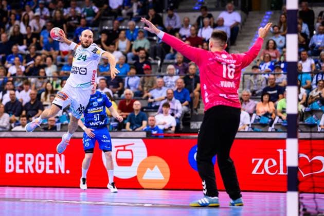TVB Stuttgart - Frisch Auf Göppingen Handball: 1. Bundesliga, Herren, Saison 2025 2026, TVB Stuttgart - Frisch Auf Göppingen, Porsche Arena. Göppingens Marcel Schiller (l) in Aktion gegen Stuttgarts Torwart Miljan VujoviÄ‡ (r). Stuttgart Porsche Arena Baden-Württemberg Deutschland