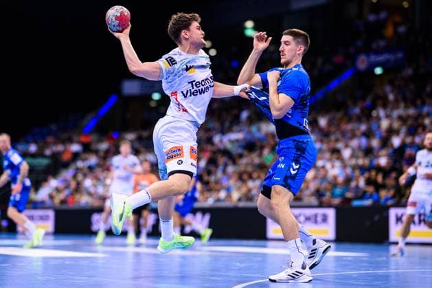 TVB Stuttgart - Frisch Auf Göppingen Handball: 1. Bundesliga, Herren, Saison 2025 2026, TVB Stuttgart - Frisch Auf Göppingen, Porsche Arena. Göppingens Elias Newel (l) in Aktion gegen Stuttgarts Ivan Snajder (r). Stuttgart Porsche Arena Baden-Württemberg Deutschland
