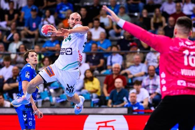 TVB Stuttgart - Frisch Auf Göppingen Handball: 1. Bundesliga, Herren, Saison 2025 2026, TVB Stuttgart - Frisch Auf Göppingen, Porsche Arena. Göppingens Marcel Schiller (l) in Aktion gegen Stuttgarts Torwart Miljan VujoviÄ‡ (r). Stuttgart Porsche Arena Baden-Württemberg Deutschland