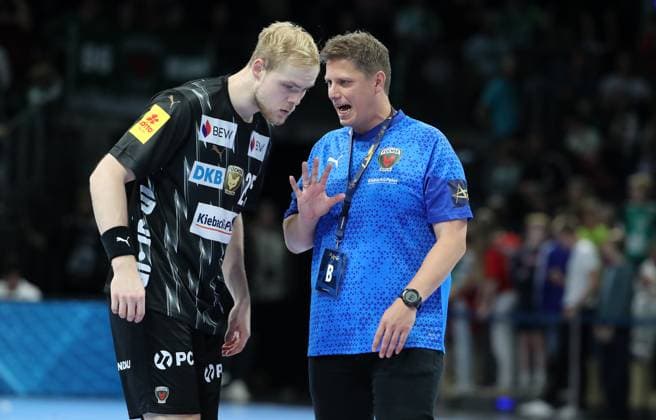 Trainer Nicolej Krickau redet mit Max Darj Aktion Oberkörper Handball CL Championsleague Champions League Herren 2. Spieltag Saison 2025 2026 18.09.2025 Füchse Berlin vs. Aalborg Handbold in der Max Schmeling Halle