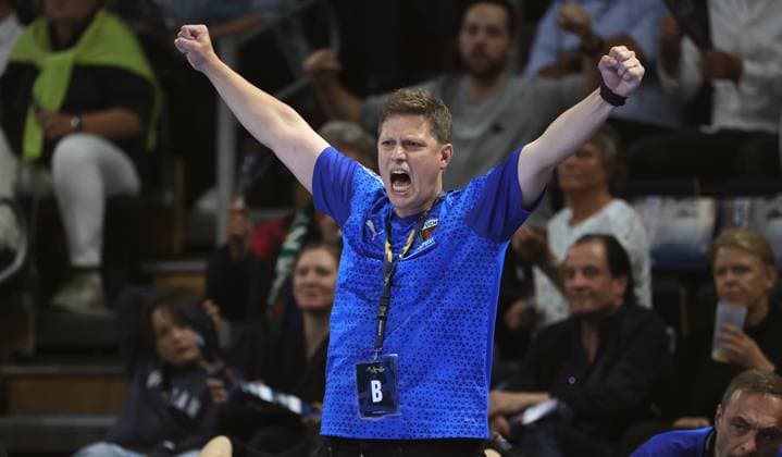 Trainer Nicolej Krickau jubelt Freude Emotion Jubel Handball CL Championsleague Champions League Herren 2. Spieltag Saison 2025 2026 18.09.2025 Füchse Berlin vs. Aalborg Handbold in der Max Schmeling Halle
