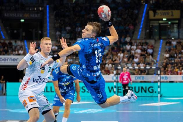 Handball I Herren I Saison 2025-2026 I Bundesliga I 5. Spieltag I TVB Stuttgart - Frisch Auf! Göppingen I 18.09.2025 Simone Mengon (15, TVB Stuttgart) im Wurf Stuttgart Porsche Arena Baden-Württemberg Deutschland Copyright: xLobeca MaxxPetershansx