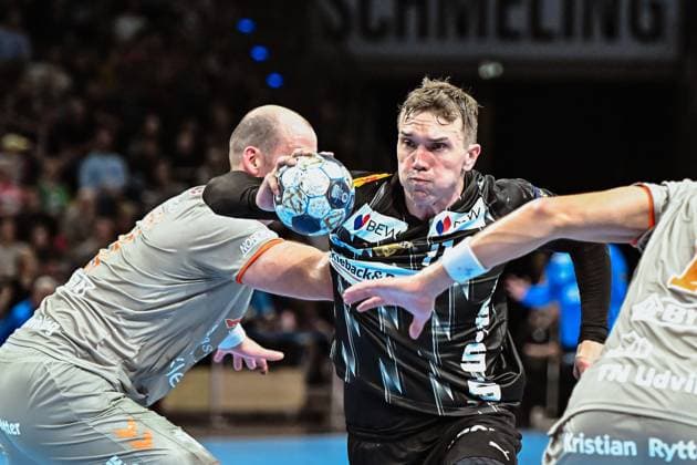 18.09.2025, xlakx, Handball, EHF Champions League, Fuechse Berlin - Aalborg Handbold v.l. Simon Hald (Aalborg Handbold),Lasse Andersson (Fuechse Berlin) Zweikampf, Duell, Kampf, tackle Berlin
