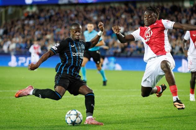 Club s Carlos Forbs and Monaco s Christian Mawissa fight for the ball during a soccer game between Belgian Club Brugge KV and French AS Monaco, in Brugge on Thursday 18 September 2025, on the opening day of the League phase of the UEFA Champions League tournament. KURTxDESPLENTER  x134640997x