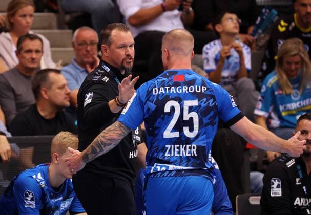 18.09.2025, Deutschland, Stuttgart, DAIKIN HBL Handball Bundesliga Saison 2025 2026, TVB Stuttgart vs. FRISCH AUF! Göppingen, v.l. TVB Stuttgart Trainer Misha Kaufmann, Patrick Zieker (TVB) jubelt, Jubel