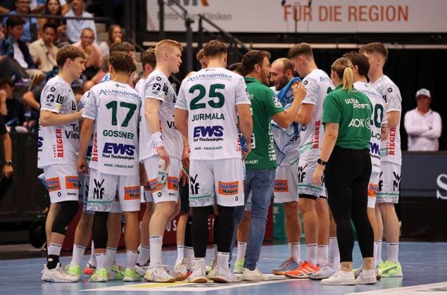 18.09.2025, Deutschland, Stuttgart, DAIKIN HBL Handball Bundesliga Saison 2025 2026, TVB Stuttgart vs. FRISCH AUF! Göppingen, Auszeit TVB Trainer Ben Matschke