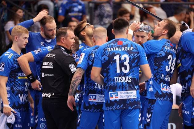 18.09.2025, Deutschland, Stuttgart, DAIKIN HBL Handball Bundesliga Saison 2025 2026, TVB Stuttgart vs. FRISCH AUF! Göppingen, Auszeit TVB Trainer Misha Kaufmann