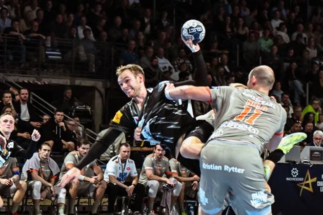 18.09.2025, xlakx, Handball, EHF Champions League, Fuechse Berlin - Aalborg Handbold v.l. Mathias Gidsel (Fuechse Berlin), Simon Hald (Aalborg Handbold) Zweikampf, Duell, Kampf, tackle Berlin