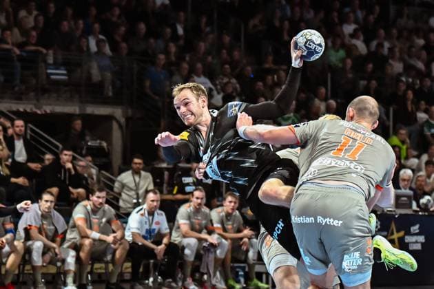 18.09.2025, xlakx, Handball, EHF Champions League, Fuechse Berlin - Aalborg Handbold v.l. Mathias Gidsel (Fuechse Berlin), Simon Hald (Aalborg Handbold) setzt zum Sprungwurf an Berlin