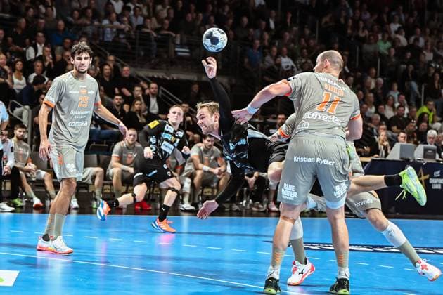 18.09.2025, xlakx, Handball, EHF Champions League, Fuechse Berlin - Aalborg Handbold v.l. Marinus Munk (Aalborg Handbold), Mathias Gidsel (Fuechse Berlin), Simon Hald (Aalborg Handbold) setzt zum Sprungwurf an Berlin