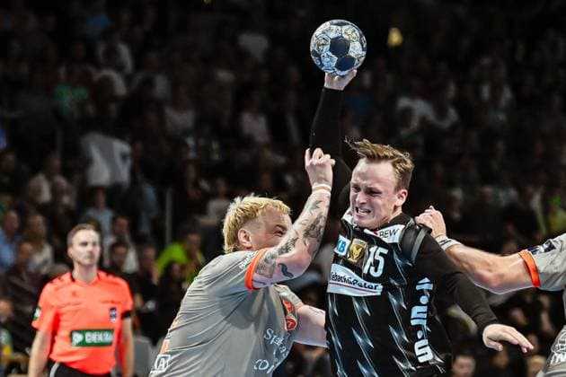 18.09.2025, xlakx, Handball, EHF Champions League, Fuechse Berlin - Aalborg Handbold v.l. Rene Antonsen (Aalborg Handbold),Tobias Grondahl (Fuechse Berlin) Zweikampf, Duell, Kampf, tackle Berlin