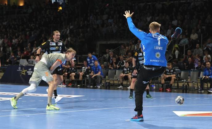 Torwart Lasse Ludwig hält Siebenmeter gegen Thomas Arnoldsen Zweikampf Spielszene Aktion Handball CL Championsleague Champions League Herren 2. Spieltag Saison 2025 2026 18.09.2025 Füchse Berlin vs. Aalborg Handbold in der Max Schmeling Halle