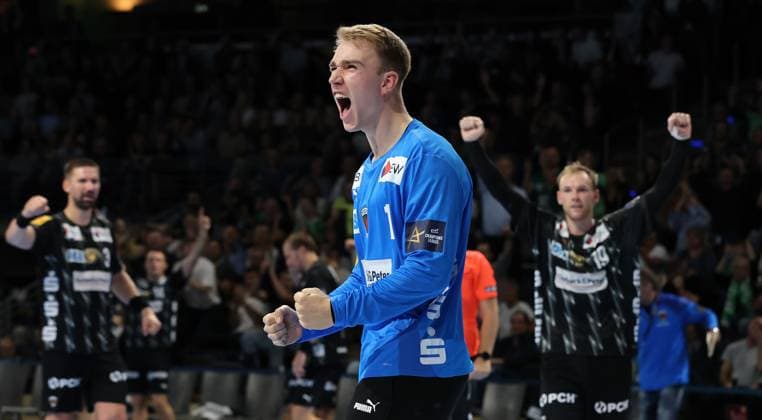 Torwart Lasse Ludwig jubelt Freude Emotion Jubel Handball CL Championsleague Champions League Herren 2. Spieltag Saison 2025 2026 18.09.2025 Füchse Berlin vs. Aalborg Handbold in der Max Schmeling Halle