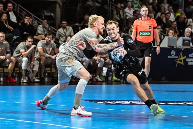 18.09.2025, xlakx, Handball, EHF Champions League, Fuechse Berlin - Aalborg Handbold v.l. Rene Antonsen (Aalborg Handbold), Mathias Gidsel (Fuechse Berlin) Zweikampf, Duell, Kampf, tackle Berlin
