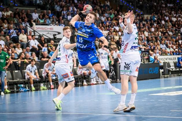 Simone Mengon (TVB Stuttgart, 15) hat sich durchgesetzt gegen Oskar Neudeck (Frisch auf! Goeppingen, 02), li. und Ymir Oern Gislason (Frisch auf! Goeppingen, 33), re. GER, TVB 1898 Stuttgart - Frisch Auf! Goeppingen, DAIKIN HBL, Handball, Bundesliga, 5. Spieltag, Spielzeit 2025 2026, 18.09.2025 GER, TVB 1898 Stuttgart - Frisch Auf! Goeppingen, DAIKIN HBL, Handball, Bundesliga, 5. Spieltag, Spielzeit 2025 2026, 18.09.2025 Stuttgart Copyright: xSandyxDinkelackerx EP_SDR