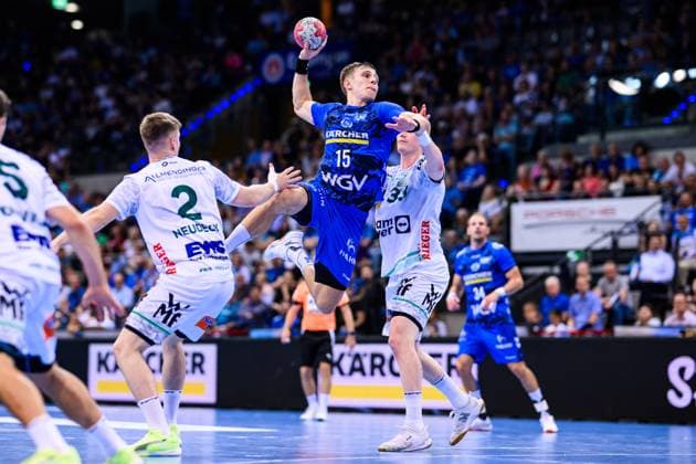 TVB Stuttgart - Frisch Auf Göppingen Handball: 1. Bundesliga, Herren, Saison 2025 2026, TVB Stuttgart - Frisch Auf Göppingen, Porsche Arena. Stuttgarts Simone Mengon (M) in Aktion gegen Göppingens Oskar Neudeck (l) und Göppingens Ãmir Örn Gislason (r). Stuttgart Porsche Arena Baden-Württemberg Deutschland