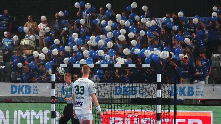 18.09.2025, Deutschland, Stuttgart, DAIKIN HBL Handball Bundesliga Saison 2025 2026, TVB Stuttgart vs. FRISCH AUF! Göppingen, Fans (TVB) mit Luftballon, Ymir Gislason (FAG) enttäuscht